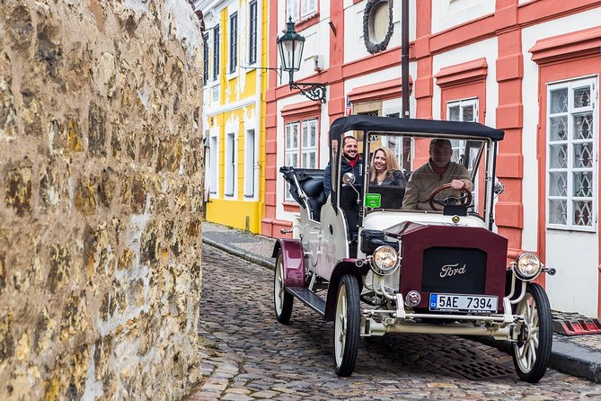 1,5 hour oldtimer convertible Prague sightseeing tour - Why this vintage ride works best at the start