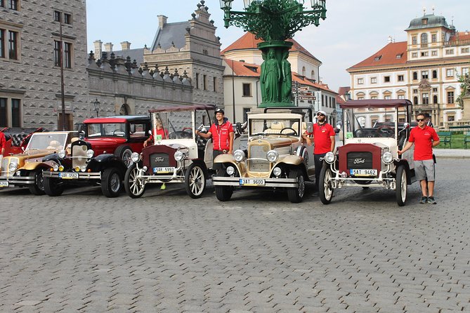 1,5 hour oldtimer convertible Prague sightseeing tour - Crossing the river and finding the city’s centre