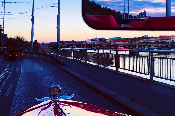 1,5 hour oldtimer convertible Prague sightseeing tour - Dancing House and Charles Square