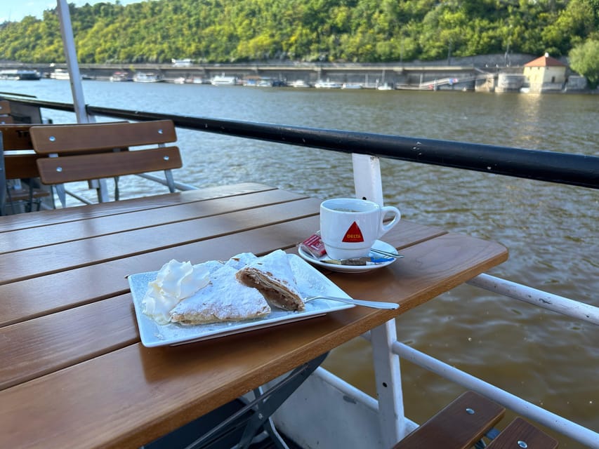 1 hour boat cruise with fragrant coffee and homemade strudel - Boarding the 1927 Maria Croon