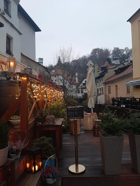 1000 years of history! Evening walking foodie tour - Starting by Prague Castle after dark