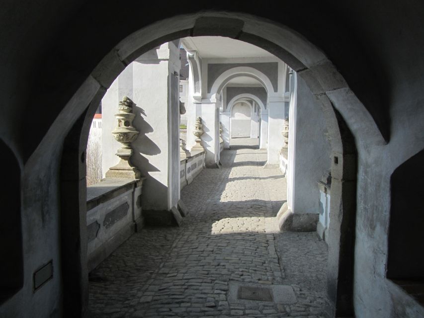 Český Krumlov: 2 Hour Private Walking Tour with Guide - The Cloak Bridge and the Bear Moat