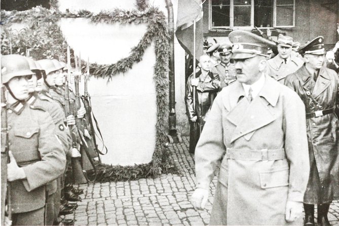 Český Krumlov 20th century tour - Jan’s guiding style and the role of photographs