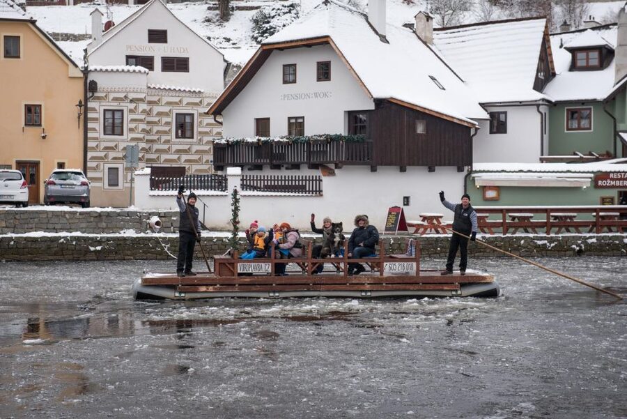 Český Krumlov: Advent Wooden Raft River Cruise - Boarding the Historic Wooden Raft