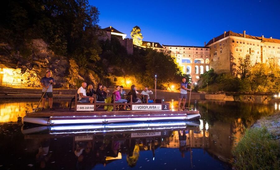Český Krumlov: Advent Wooden Raft River Cruise - A Drink During the Dock Stop
