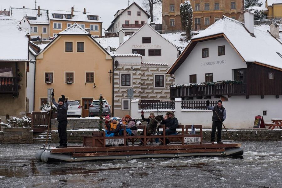 Český Krumlov: Advent Wooden Raft River Cruise - Why the Skippers Matter