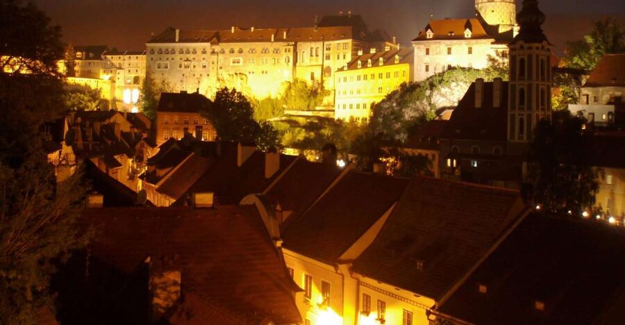 Český Krumlov: Night Walking Tour with a Professional Guide - Walking the crooked medieval lanes