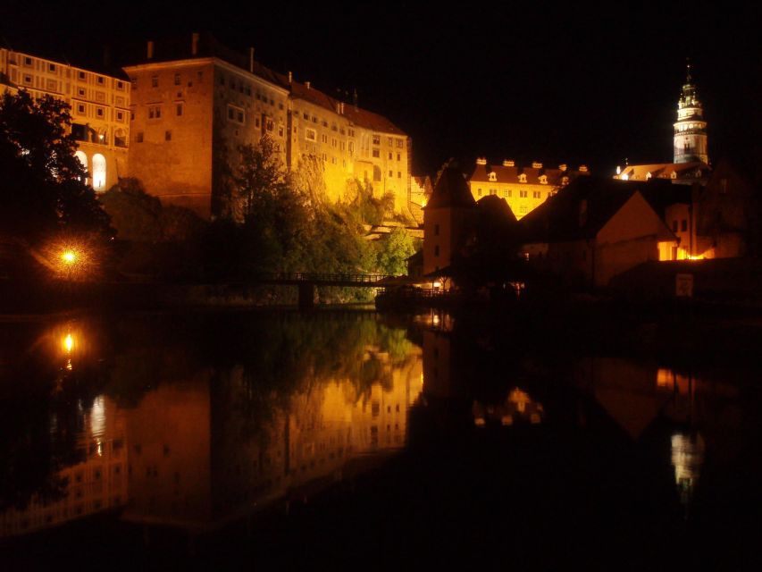 Český Krumlov: Night Walking Tour with a Professional Guide - Meeting your guide in the old town