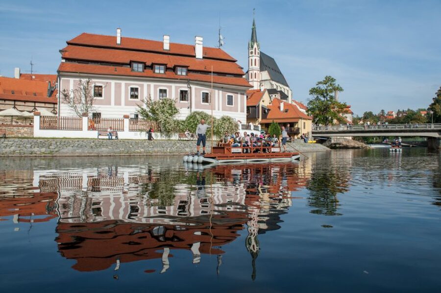 Český Krumlov: Wooden Raft River Cruise - What the guides add to the experience