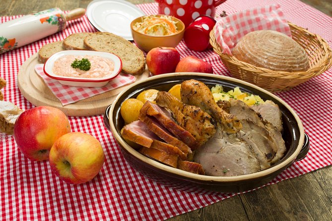 Folklore Dinner with Unlimited Drinks 4course Menu - Shared tables and the question of seating