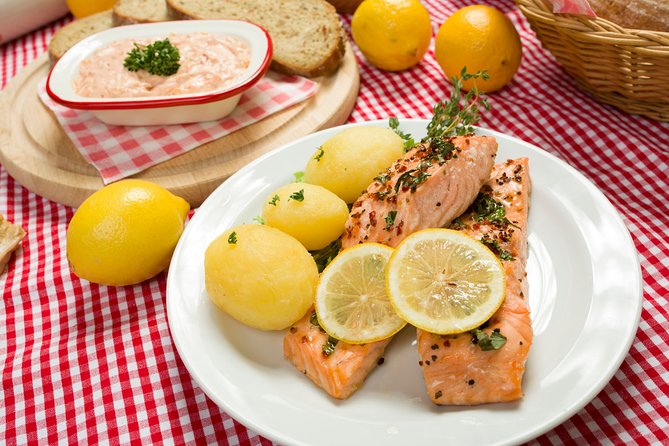 Folklore Dinner with Unlimited Drinks 4course Menu - Getting there from central Prague