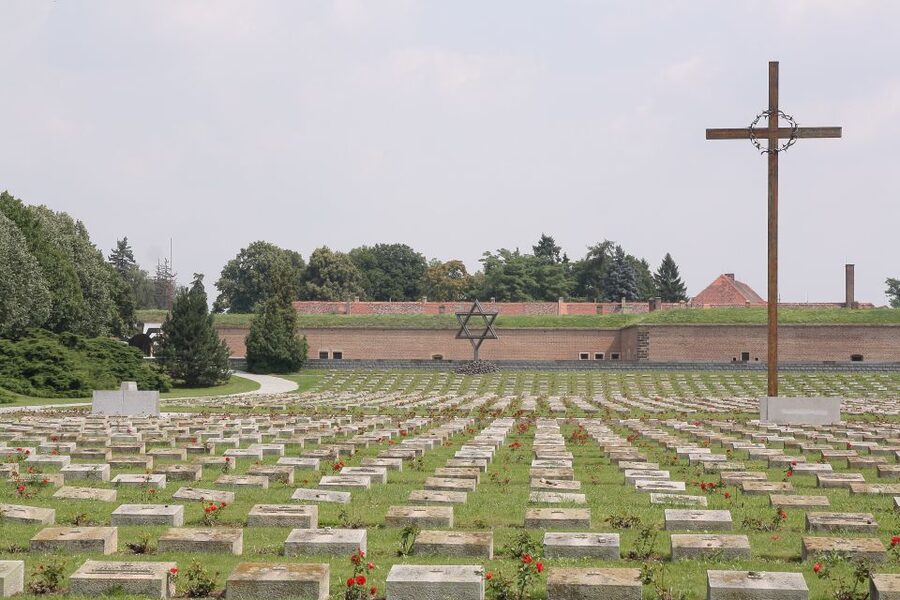 From Prague: All-inclusive Bus Tour to Terezin Memorial - The Small Fortress and Its Prison History
