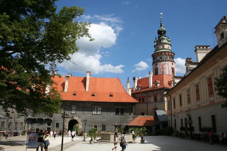 From Prague: Full-Day Trip to Česky Krumlov - The guides and the human side of the trip