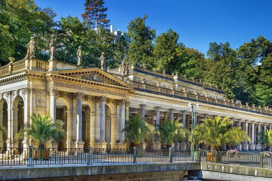 From Prague: Private Karlovy Vary & Crystal Factory Tour - The private drive from Prague to the spa town