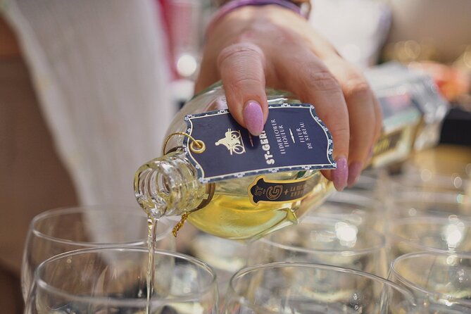 Gourmet Brunch with Chef: Unlimited Drinks & Stunning River Views - Meeting Mariko and hearing the Prague story