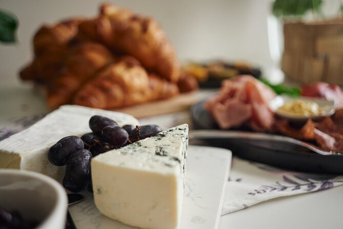 Gourmet Brunch with Chef: Unlimited Drinks & Stunning River Views - What two hours really gives you
