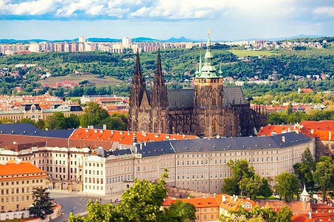 Grand Tour of Prague "among history, legends and curiosities" (NO ENGLISH) - A broad first look at Prague, with a local point of view