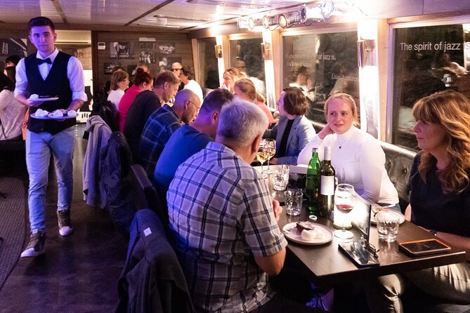 Jazz Boat: Popular LIVE JAZZ dinner cruise - A comfortable room with limited space