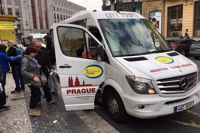 Karlovy Vary day trip from Prague with lunch - Meeting at Pařížská and settling into the bus