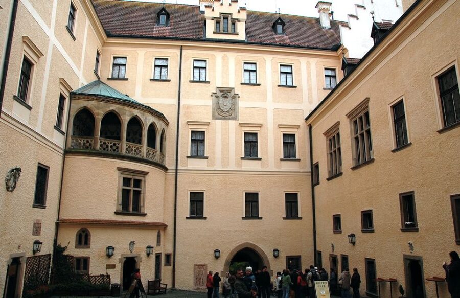 Konopiště: Chateau Tour from Prague - Walking from the parking area to the chateau