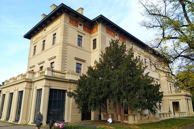 Non-touristy Prague - Cozy Neighborhoods - Private Tour - Vinohrady, elegant streets with a calmer pulse