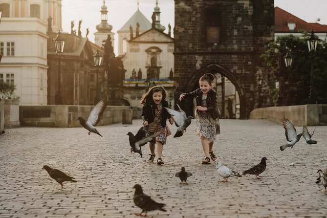 Photographer in Prague, private photoshoot - Charles Bridge and the art of working around crowds