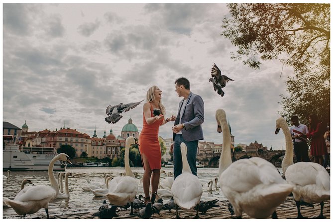photoshoot in prague - Staroměstské náměstí: Prague’s grand opening frame