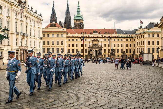 Prague: 1-Hour Castle Tour With Fast-GET Admission Ticket - The Hradčany walk adds more than directions