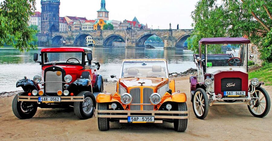 Prague: 1-Hour Vintage Car Tour - Key points at a glance