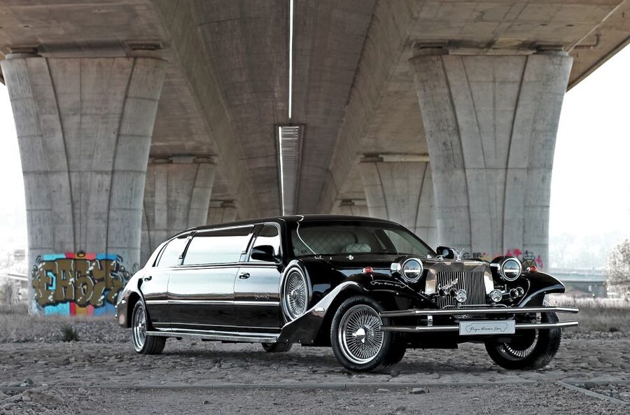 Prague: 1-Hour Vintage Limousine Rental - Vintage limousine or a larger surprise vehicle