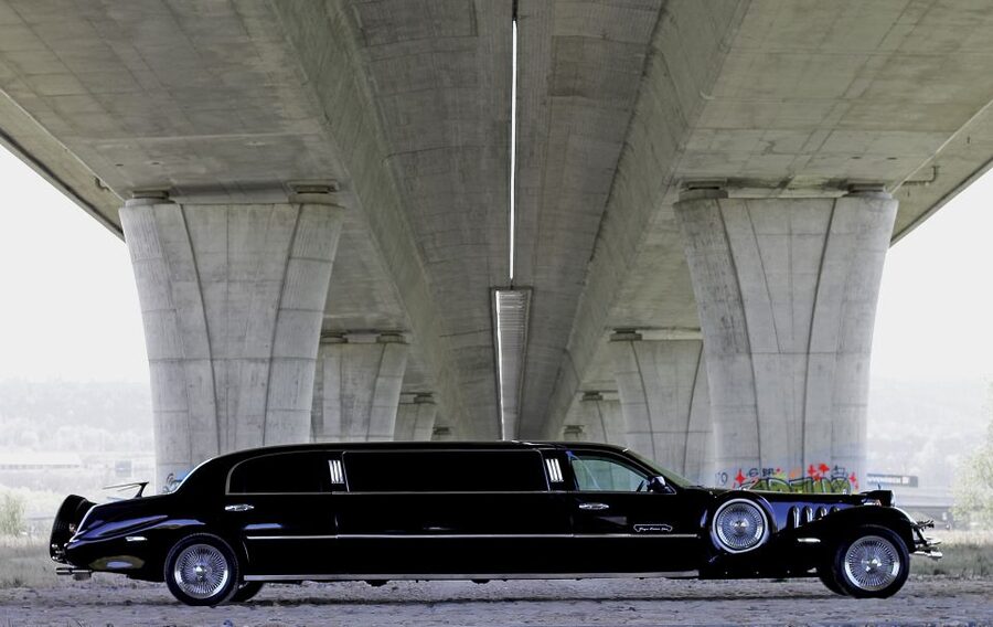 Prague: 1-Hour Vintage Limousine Rental - Timing, pickup, and practical planning