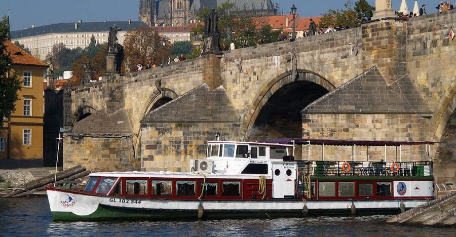 Prague: 2-Hour Lunch Cruise on the Vltava River - Key points to know before booking