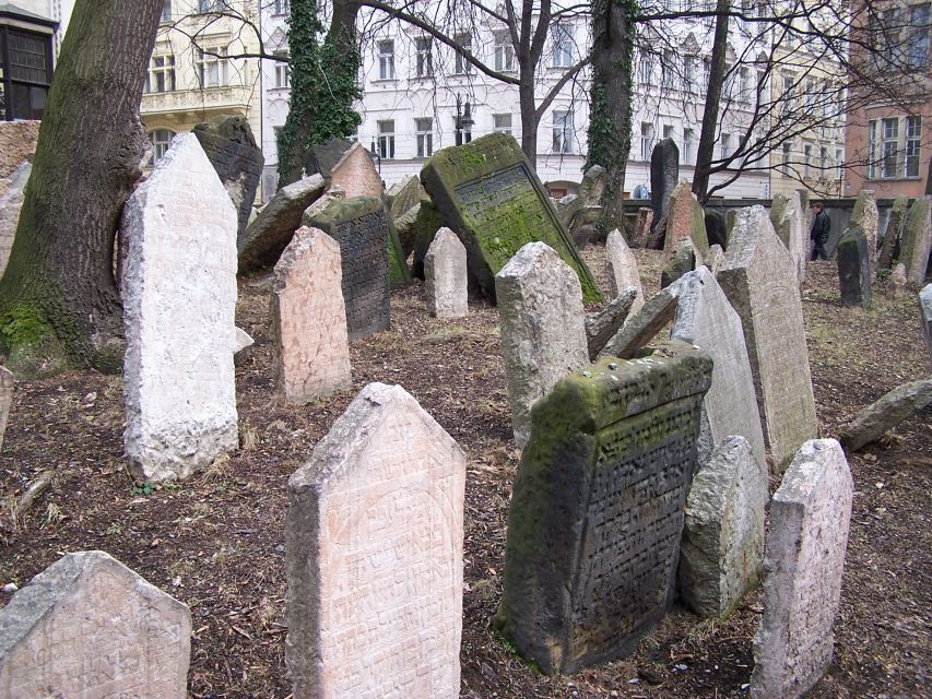 Prague: 2-Hour Old Town and Jewish Ghetto Walking Tour - What the guide adds to the experience