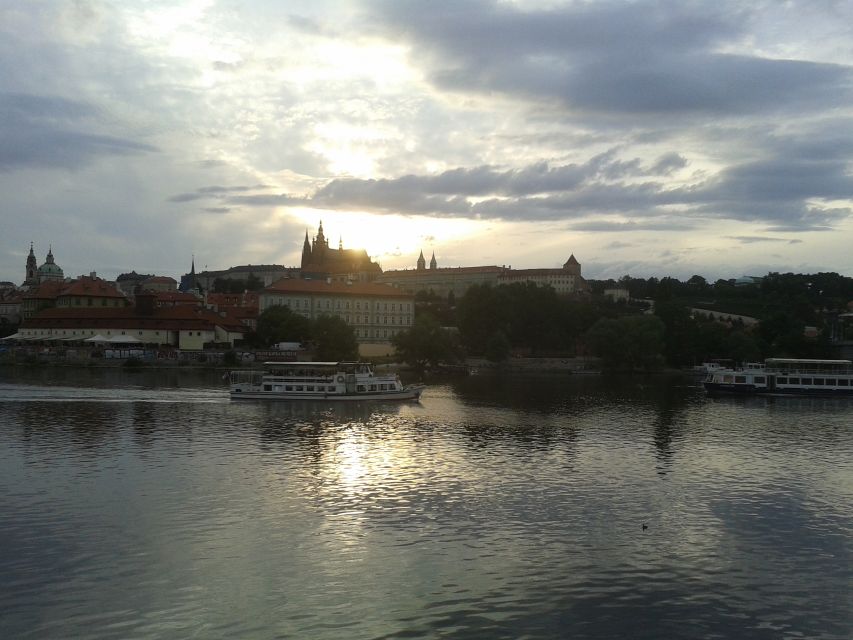 Prague: 3-hour Evening River Cruise with Dinner - Dinner on board for three hours
