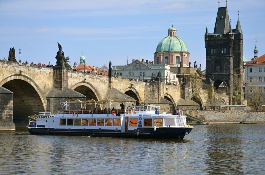 Prague: 3-hour Evening River Cruise with Dinner - Group size and service