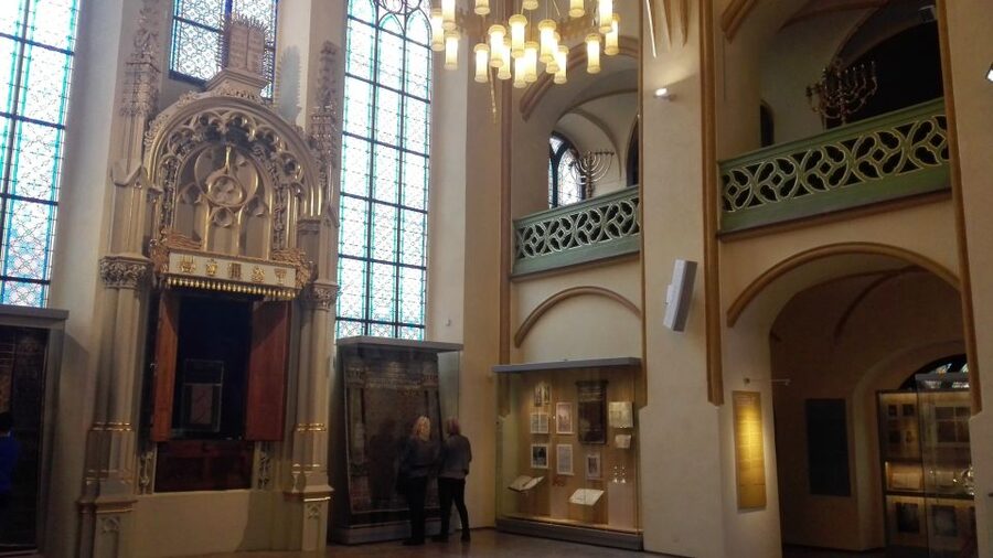 Prague: 3-Hour Private Jewish Quarter Tour - Meeting at Old Town Square and heading into Josefov