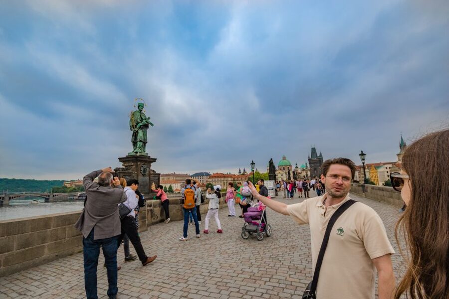 Prague: 3-Hour Walking Tour of Old Town & Prague Castle - Entering Prague Castle without an interior ticket