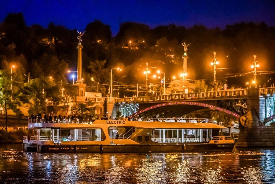 Prague: 50-Minute Sightseeing Evening Cruise - Choosing the right departure time