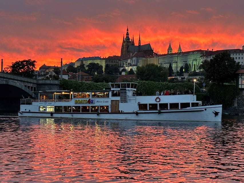 Prague: Advent Boat Cruise with Sweets and Hot Drinks - A quiet Christmas break on the Vltava