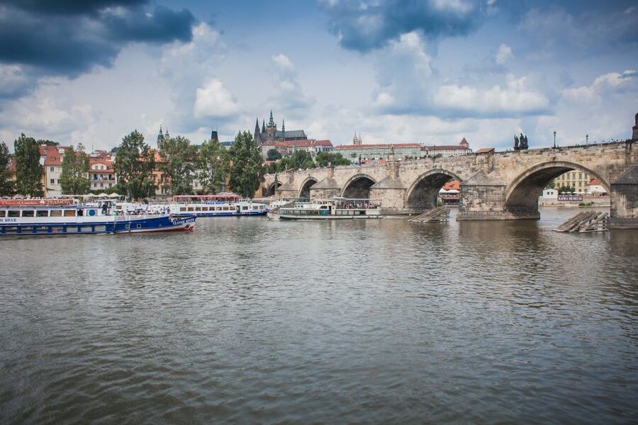 Prague: Afternoon Beer Cruise with Drinks Included - Kampa Island and the Castle Panorama