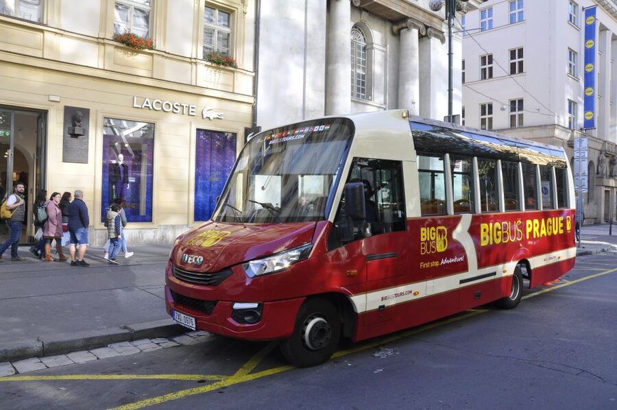 Prague: Big Bus Hop-on Hop-off, Castle Tour and River Cruise - The live guides add useful local help