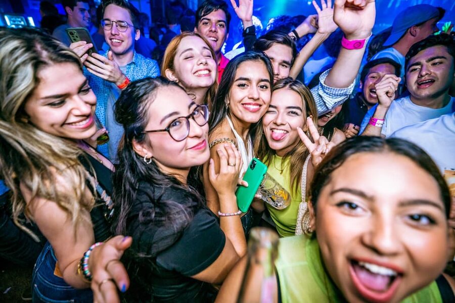 Prague: Boat Party with Unlimited Drinks & After Party Entry - The evening begins with a pre-party option