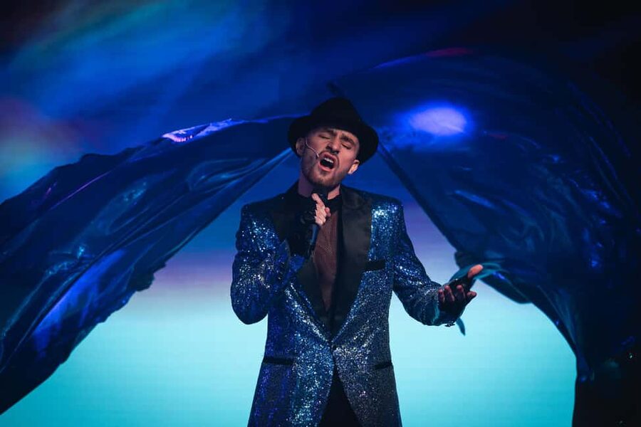 Prague:Breathtaking Cabaret Show with 4-Course Dinner Option - Entering at 7:00 PM and Finding Your Table