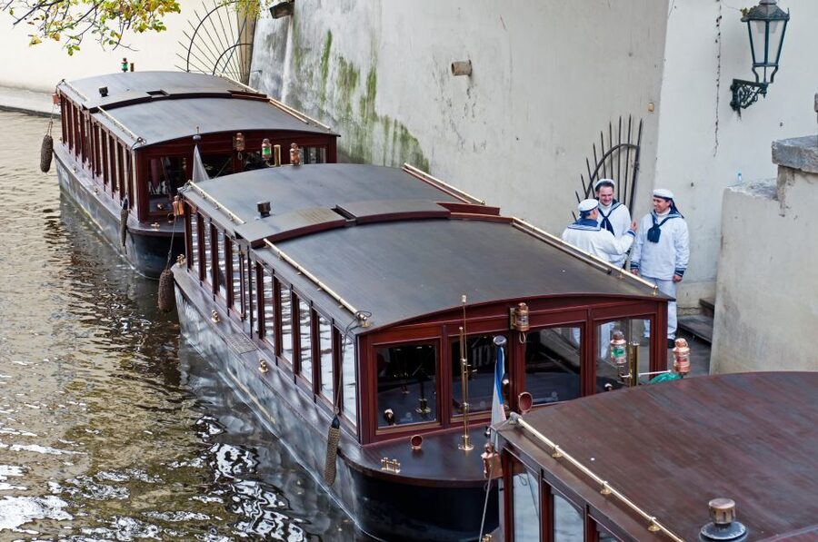 Prague: Castle and Jewish Quarter Tour with Cruise and Lunch - Who will enjoy this six-hour route?