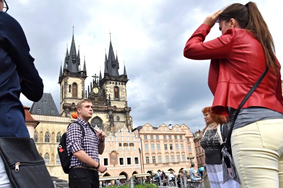 Prague: Castle and Jewish Quarter Tour with Cruise and Lunch - Finishing on the Vltava River