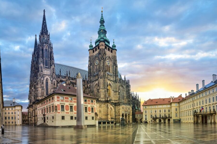 Prague Castle and St. Vitus Cathedral Private Walking Tour - Who should choose which duration?