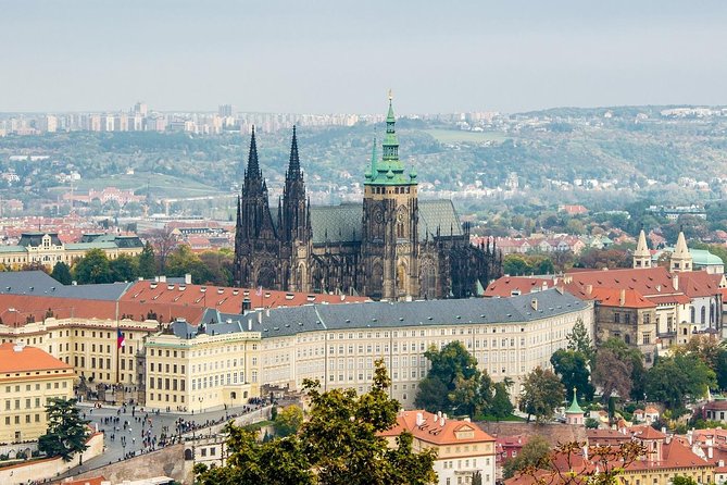 Prague Castle: Private fairytale walking tour - Meeting the guide and reaching the castle