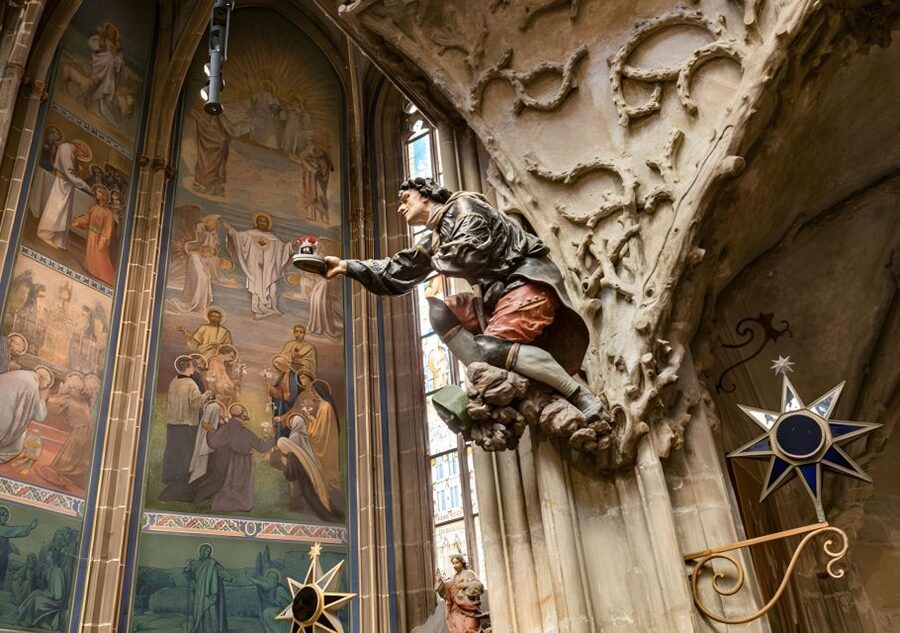 Prague Castle: Royal Palace, Cathedral, and Golden Lane Tour - Golden Lane: tiny houses with big stories