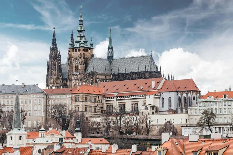 Prague Castle St. Vitus Cathedral, Royal Palace, St. George's Basilica - Why Prague Castle works best with a guide