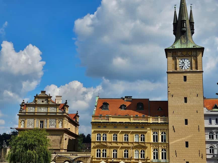 Prague Castle tour - Meeting the guide near Lvi Dvur